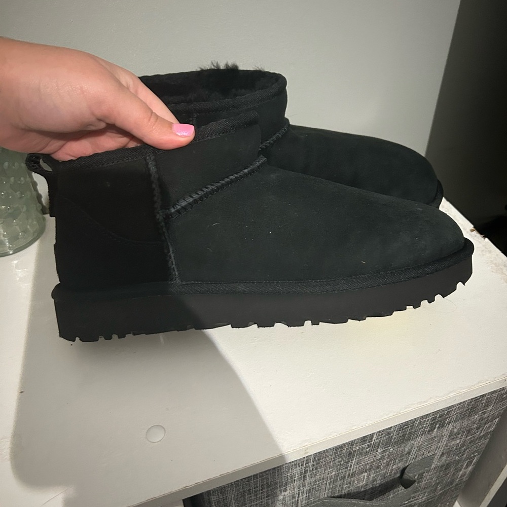 Women’s classic black ultra mini boot ! Size 9 US